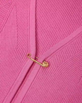 Cardigan ajustat din tricot cu nervuri și ac de siguranță