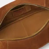 Geantă de umăr Versace Tag din piele întoarsă Geantă de umăr Versace Tag din piele întoarsă