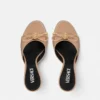 Mule cu baretă Opera din piele lăcuită 85 mm Mule cu baretă Opera din piele lăcuită 85 mm