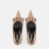Pantofi cu vârf ascuțit din piele lăcuită Gianni Ribbon 85 mm Pantofi cu vârf ascuțit din piele lăcuită Gianni Ribbon 85 mm