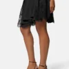 Rochie mini din satin cu borduri din dantelă Rochie mini din satin cu borduri din dantelă