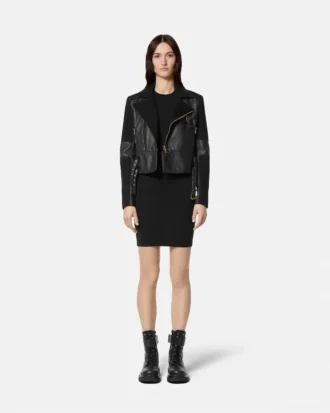 Rochie tip tricou cu emblemă în formă de V