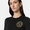 Rochie tip tricou cu emblemă în formă de V Rochie tip tricou cu emblemă în formă de V
