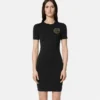 Rochie tip tricou cu emblemă în formă de V Rochie tip tricou cu emblemă în formă de V