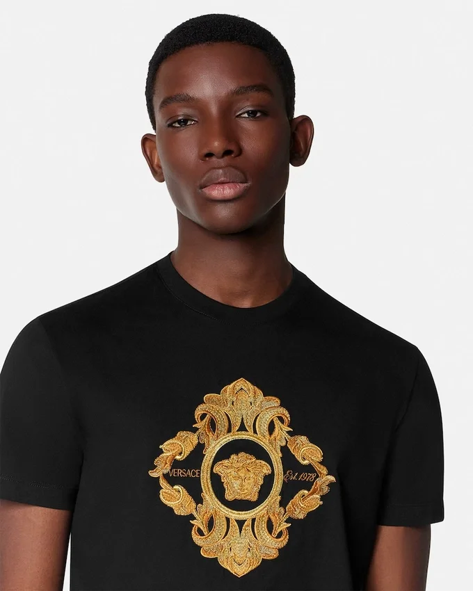 Tricou brodat cu motiv arhitectural baroc Tricou brodat cu motiv arhitectural baroc